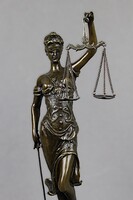 „Lady Justice” – Alois Mayer modellje alapján készült patinázott bronz Justitia szobor – aláírt, szá