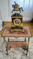 Antik Réz Kandalló óra Francia Nagy Sándor Lovas szobor a tetején tűz aranyozott. 52 cm magas !