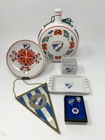 MTK sportklub logójával népi motívumos Hollóházi porcelán kulacs, dísztányér, hamutartó, zászló   RZ
