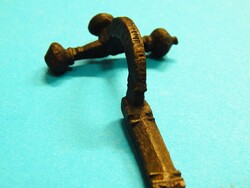 A  Bizánci Birodalomból nagyobb bronz fibula