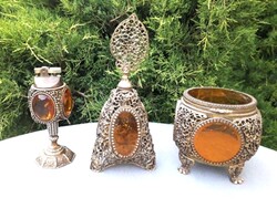Aranyozott filigrán bronz-borostyánüveg / öngyújtó, parfümös palack, ékszertartó doboz.