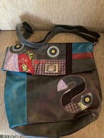 Vadonat új! Nagyon szép,Desigual női táska. Különleges mintás. Kaptam,de nem használtam.Válltáska.
