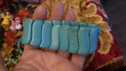 Türkizkék ásványgyöngyökből álló , gumis karkötő .
