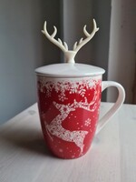 Piros fehér rénszarvas szilikon agancsos hópelyhes fedeles ünnepi porcelán bögre