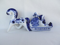 Gzsel USSR kék-fehér porcelán szánon utazó család
