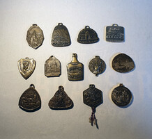 13db régi turistajelvény gyűjtemény (Tátra, Kárlovy Vary, Prága, Pozsony, Mariánské L.) 1930-1980