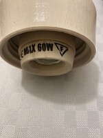 Fehér porcelán lámpa foglalat,román gyártmány. Törés-repedés-sérülésmentes állapotban. Átmérője: 10