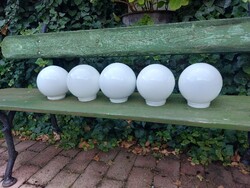 Fehér kerek üveg lámpabúra