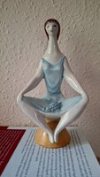 Zsolnay Török János által tervezett Ülő leányka porcelán figura
