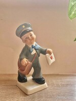 Postás kisfiú - porcelánfigura
