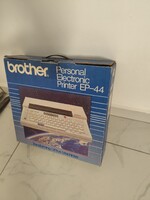 Brother EP44 hordozható elektronikus írógép nyomtató szövegszerkesztő. Eredeti dobozában, papírjaiva