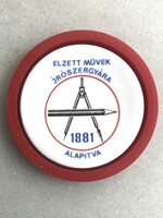 Elzett Művek Írószergyára, jelzett holloházi porcelán emlékplakett eredeti tokban, 1981