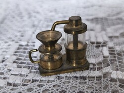 Miniatűr sárgafém kávéfőző makett: tündéri vintage babaház kiegészítő 34.