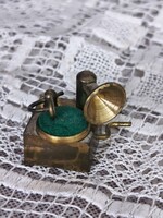 Miniatűr sárgafém gramofon makett, tündéri vintage babaház kiegészítő    40.