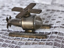 Miniatűr sárgafém helikopter: különleges vintage makett és babaház kiegészítő  31.