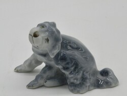 Extra ritka festésű, Zsolnay vakarózó porcelán kutya figura