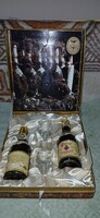 Tokaji Aszú 3 puttonyos 1975 , Tokaji Szamorodni édes 1979 , díszdobozban  , 2db talpas pohár .