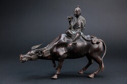 Kínai bronz szobor, buddhista gyermek vízi bivalyon, 1,5kg