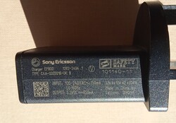 Angol dugvillás SONY ERICSON  USB töltő , 5 V DC , 850 mA , használt , működik   .