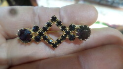 Kicsi , 4 cm-es , vintage bross , vérpiros üvegstrasszokkal , jó állapotban .