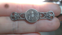 Kicsi ( 4,5 cm-es ) vallásos kitűző / bross . Szép , patinás darab .