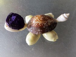 Régi miniatűr kézműves tengeri kagyló teknős 5,5 cm lila kalap szemüveg