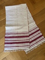 Régi háziszőttes futóterítő – piros-fehér népi mintával, kb. 1950–1980