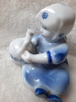 Zsolnay Annuska korsóval porcelánfigura.