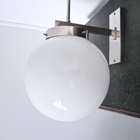 Art deco - Bauhaus nagy méretű, nikkelezett falikar felújítva - tejüveg gömb búra