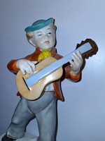 Gitáros fiú porcelán figura
