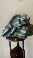 Exkluzív, kézzel készített kerámia urna szobor – Alvó angyal könyvvel (38 cm, 2.7 kg)
