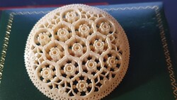ANTIK - VIRÁGMINTA ----DÚSAN - faragott-csont- kitűző- nagyon szép állapot ,-4,5 cm !