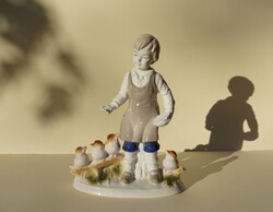 Régi német porcelán Wagner & Apel GDR Lippelsdorf madarakat etető kisfiú gyerek figura