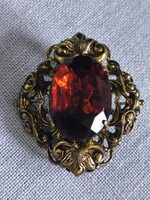 Viktoriánus stílusú antikolt sárgaréz bross vörös kővel (1950-60')