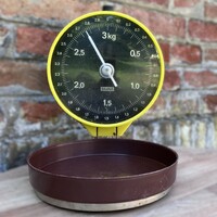 Vintage Solidus márkájú, sárga színű, DDR (Kelet-Németország) mechanikus fali konyhai mérleg