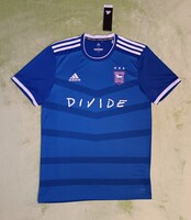 Új címkés M-es adidas Ipswich Town FC Ed Sheeran Divide (2019/20) hazai mez