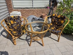 Eladó egy  RATTAN  ülő garnitúra.   Megkímélt, szép állapotú .  Asztal Méretei : 80 cm üveg lap átmé