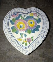 Szív alakú porcelán ékszertartó doboz vagy szelence.