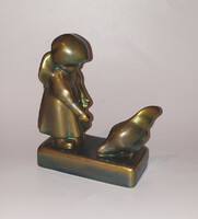 Zsolnay Annuska, tyúkot etető eozin mázas porcelán figura, hibátlan, régi pajzspecsét CCA.1940