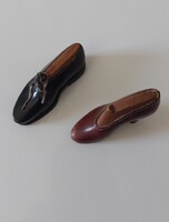 Régi miniatűr női és egy férfi bőr cipő sámfával,vizsgamunka,mestermunka...