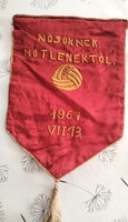 Nősöknek nőtlenektől érdekes retro röplabda zászló, emlékzászló (Nyíregyháza)