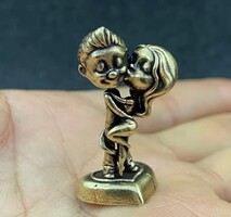 Tömör, öntött réz ölelkező pár figura