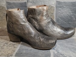 Vic Matié fémes hatású olasz dizájner bőr bokacsizma