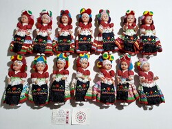 Retro zsűrizett Mezőkövesdi Matyó Zsuzsi kemény műanyag baba 18 cm darabra
