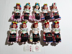 Retro zsűrizett Mezőkövesdi Matyó Zsuzsi kemény műanyag baba 18 cm darabra