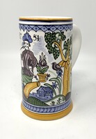 Marozsán József jelzett kézzel festett Habán stílusú kerámia porcelán füles korsó pipázó figuráva RZ