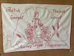 Kézzel hímzett régi falvédő.