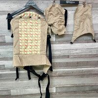 BECO Baby Carrier csatos babahordozó bézs színben 3,5-20 kg