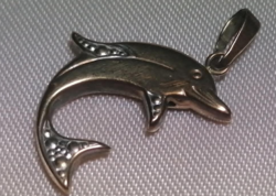 8 K Jelzett Arany Delfin Medál  + Ajándék Aranyozott Mágnes Záras Bőr Karkötő !
