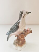 Ritka nagyméretű Zsolnay csuszka porcelánfigura – kézzel festett madár fatörzsön – Made in Hungary –